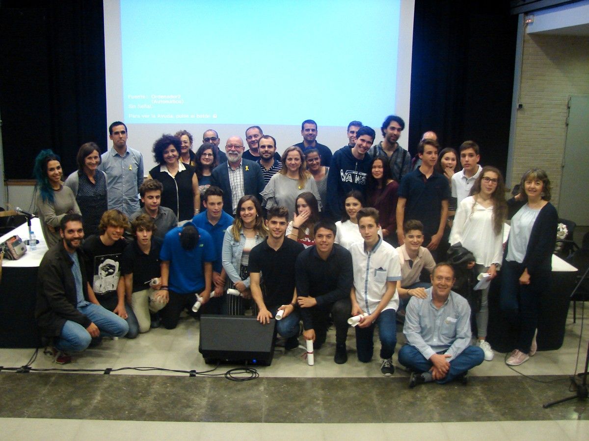 Els alumnes de 4t d'ESO que van presentar els projectes amb l'alcalde i regidors i regidores de l'Ajuntament de Sant Celoni