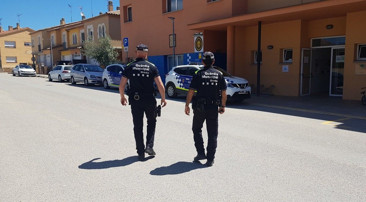 Dos guàrdies municipals de Breda amb el nou uniforme
