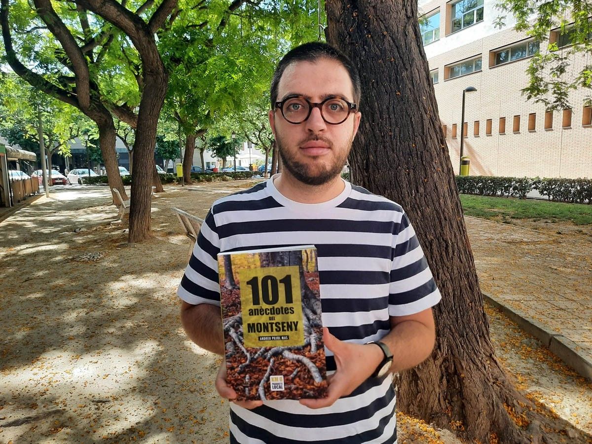 Andreu Pujol Mas amb un exemplar del seu darrer llibre 101 anècdotes del Montseny