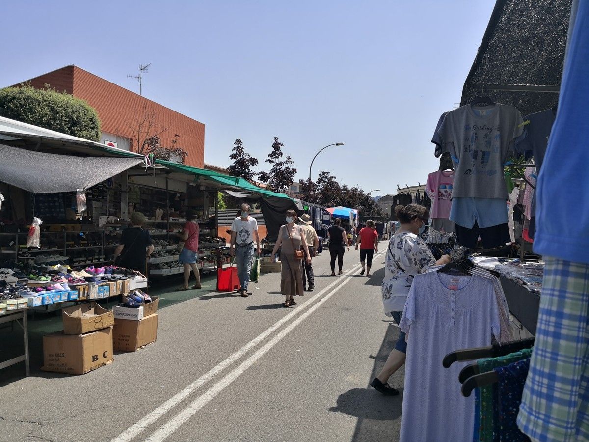 Una imatge recent de les parades del mercat setmanal de Sant Celoni al carrer Esteve Cardelús