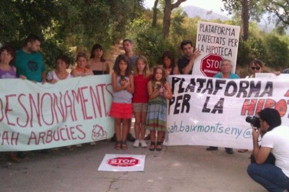 Activistes de les PAH del Baix Montseny evitant el desnonament a Riells i Viabrea