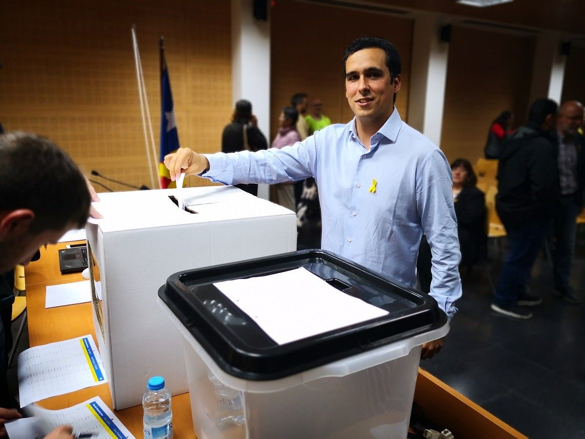 Raül Garcia en el moment d'emetre el seu vots en les primàries d'aquest dijous