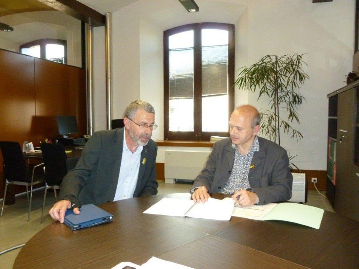 L'alcalde de Vallgorguina, Joan Mora, amb el diputat de la Diputació de Barcelona, Jordi Fàbrega