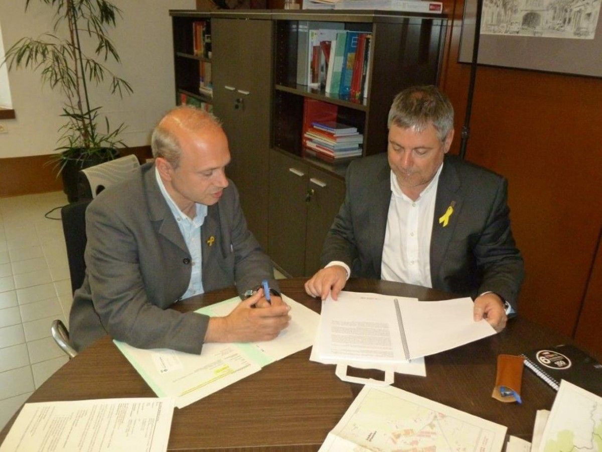 El diputat Jaume Fàbrega, a l'esquerra, ha lliurat la proposta d'ordenança a l'alcalde de Palau, Jordi Xena
