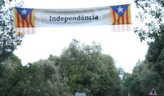 Pancarta amb l'eslògan independència a la carretera de Campins