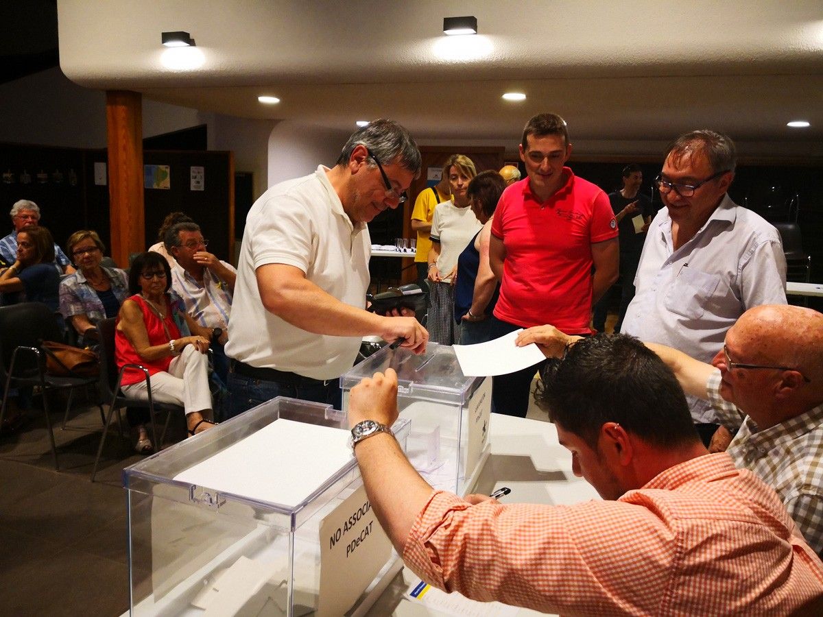 Jordi Xena votant a les primàries per escollir el candidat a l'alcaldia de Junts per Catalunya 