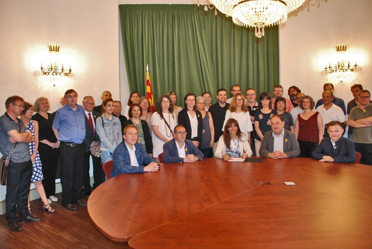 L'alcalde d'Arbúcies, Pere Garriga, signant del conveni com a president del Museu Etnològic del Montseny La Gabella