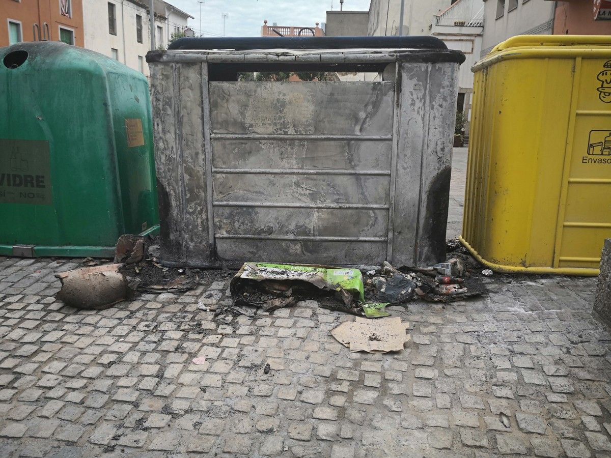 Un contenidor cremat a la plaça del Bestiar de Sant Celoni 