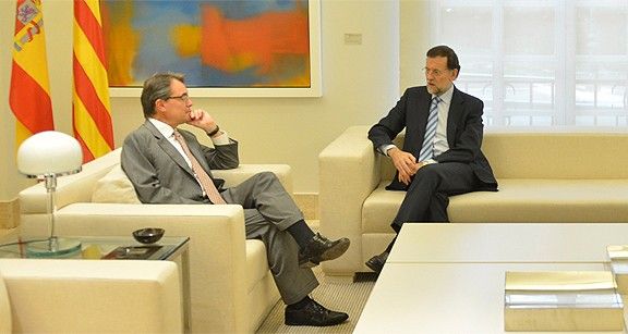 El president espanyol, Mariano Rajoy, rebent el català, Artur Mas.