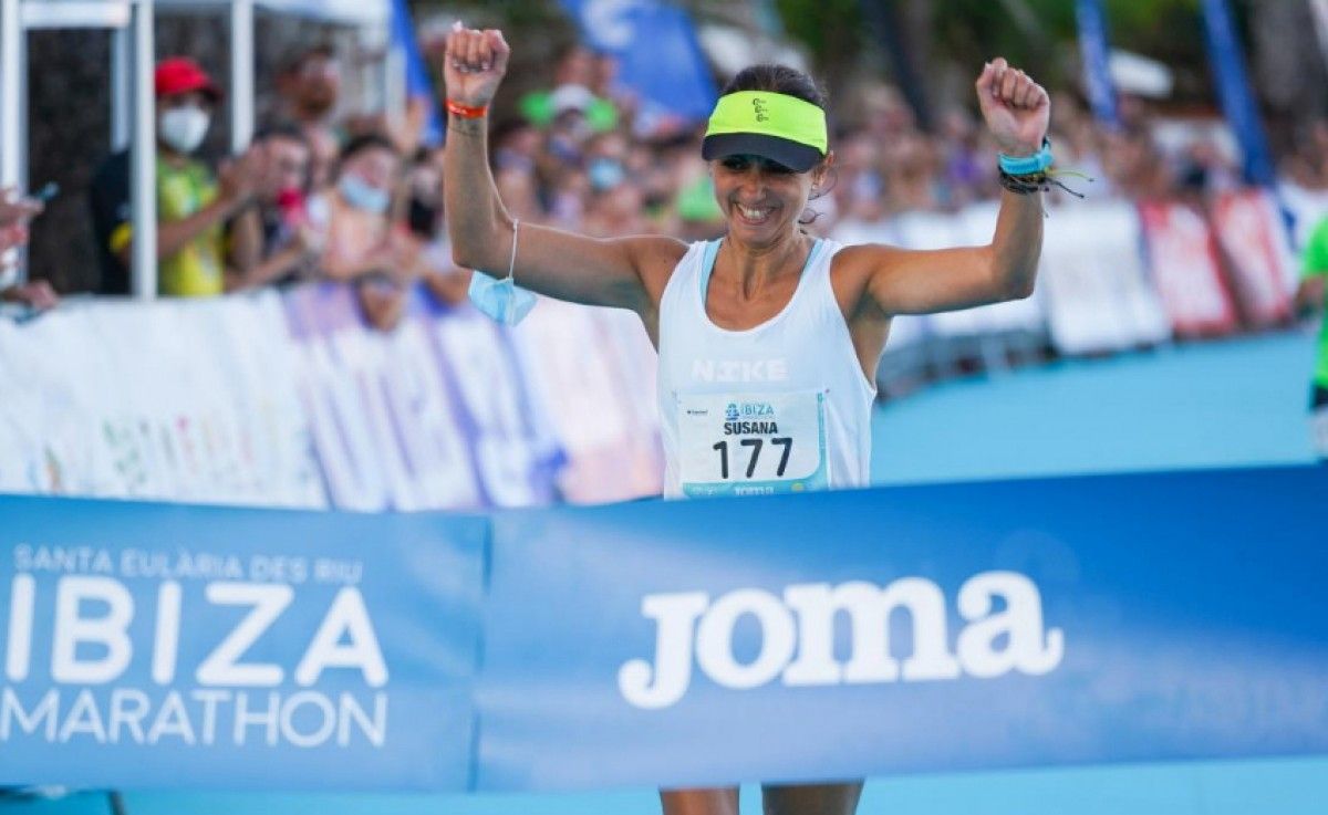 Susanna Lombardo entra a meta com a guanyadora de la Santa Eulària Ibiza Marathon