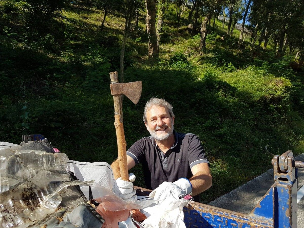 El regidor José Antonio Terribas amb la destral trobada en els boscos de Collsacreu