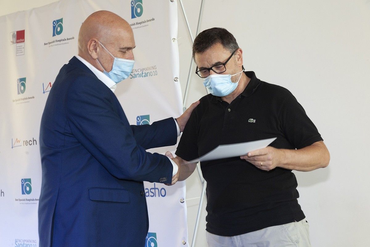 El Dr. José Antonio Neguillo (esquerra) rep el premi BSH-Best Spanish Hospitals Awards