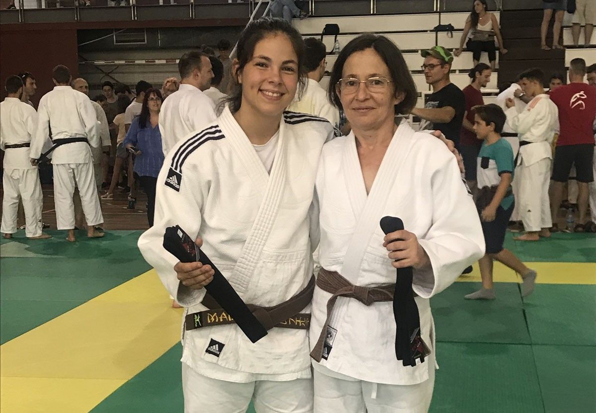 Mariona Madí i Loly Peula, primers cinturons negre del Club Judo Baix Montseny