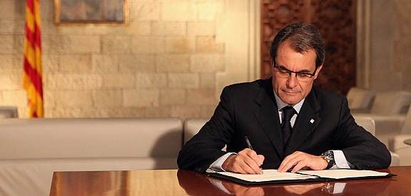 Artur Mas signa el decret de dissolució del Parlament de Catalunya.