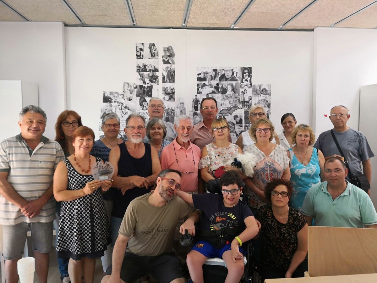 Foto de família dels representants d'Afadis Baix Montseny i Palau Solidari aquest matí 