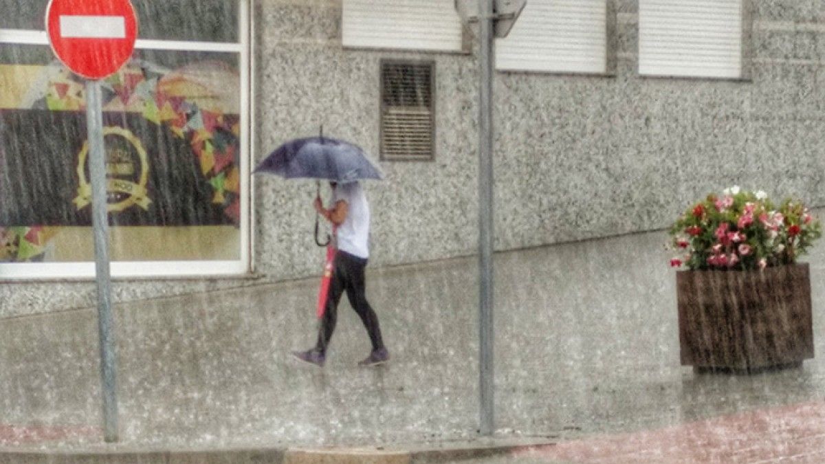 Un noi sota la pluja.