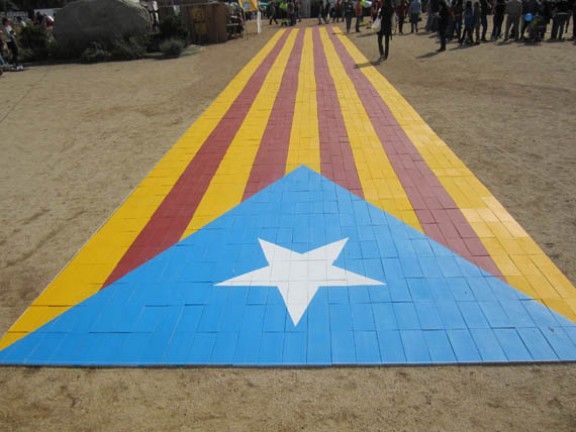 L'estelada solidària amb les 4.000 peces de rajola ceràmica al parc Pau Casals de Palau