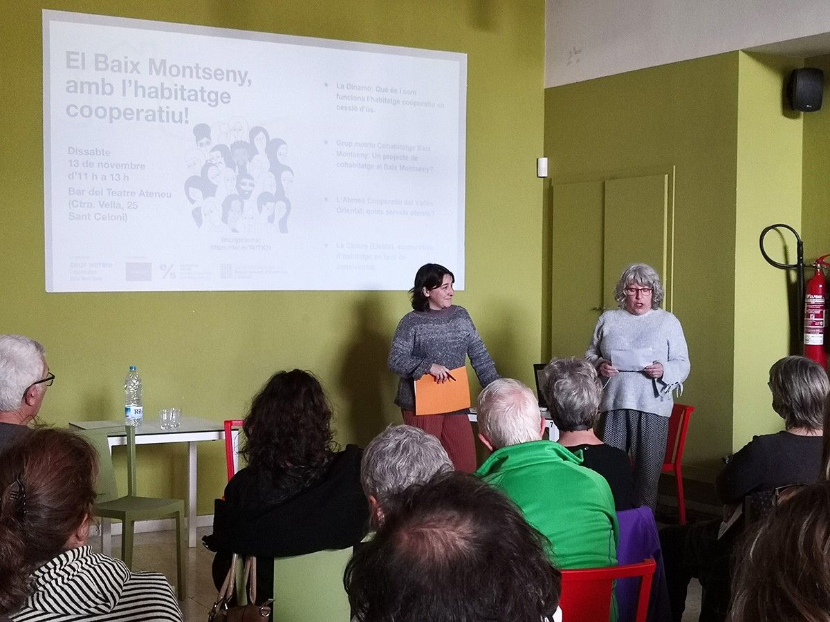 Dues de les impulsores de Cohabitatge Baix Montseny explicant el projecte