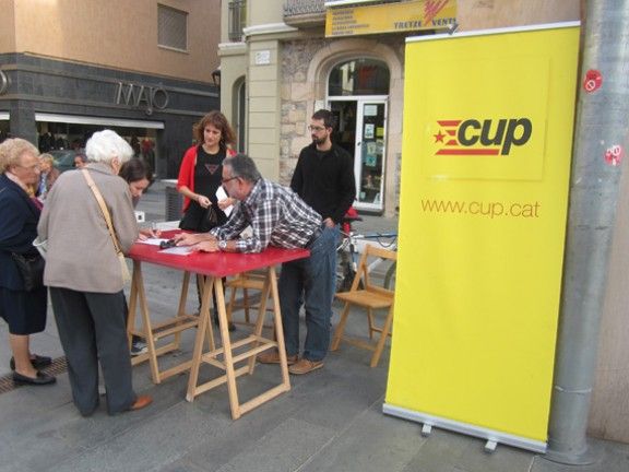 La CUP de Sant Celoni recollint signatures a la plaça de la Vila 