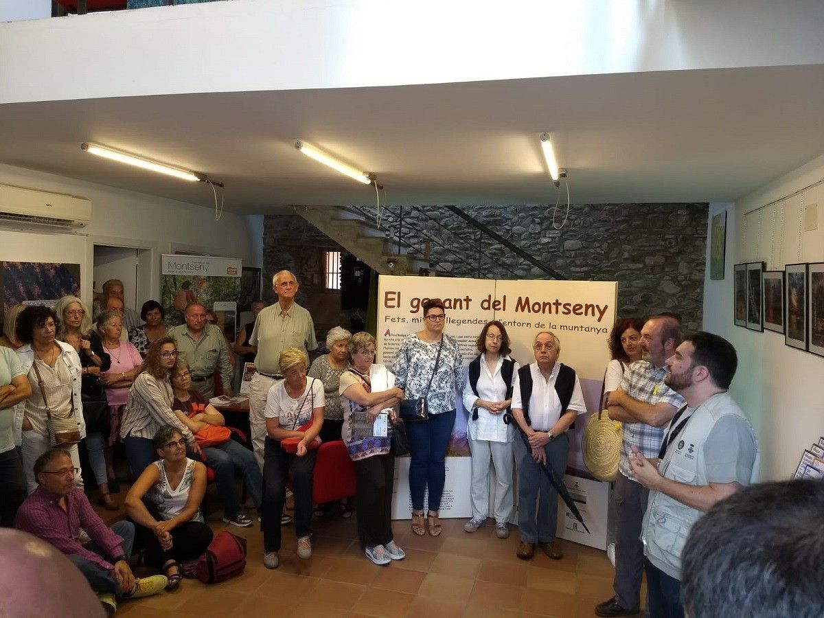 Visitants de l'exposició Llegendes del Montseny, a Sant Pere de Vilamajor