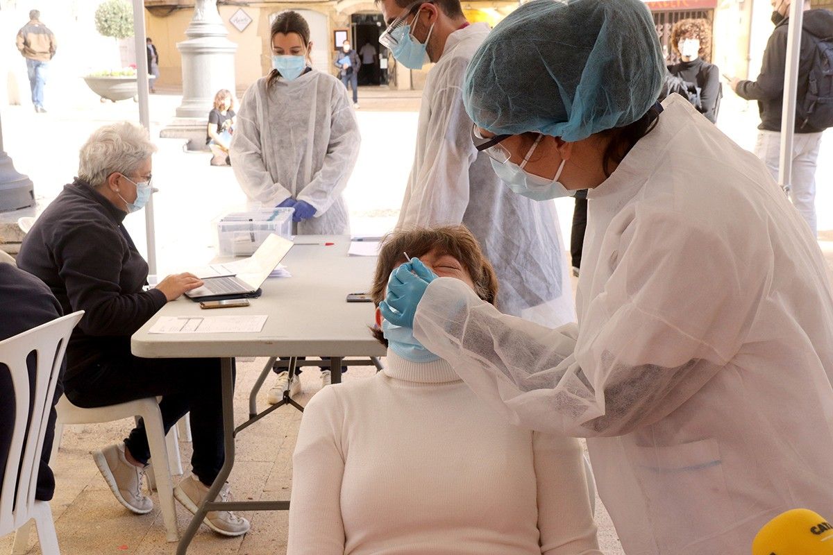 Una dona fent-se un test d'antígens