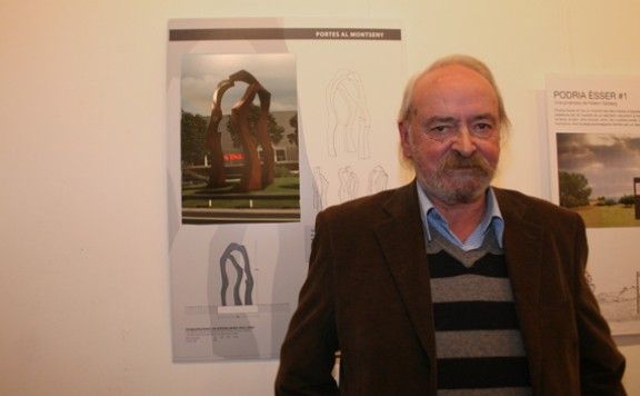 Josep Planidura davant la maqueta de l'escultura guanyadora