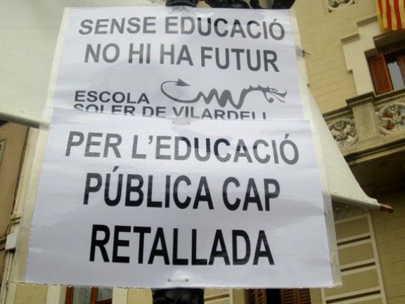 Un dels cartells reivindicatius que es poden veure a la plaça de la Vila