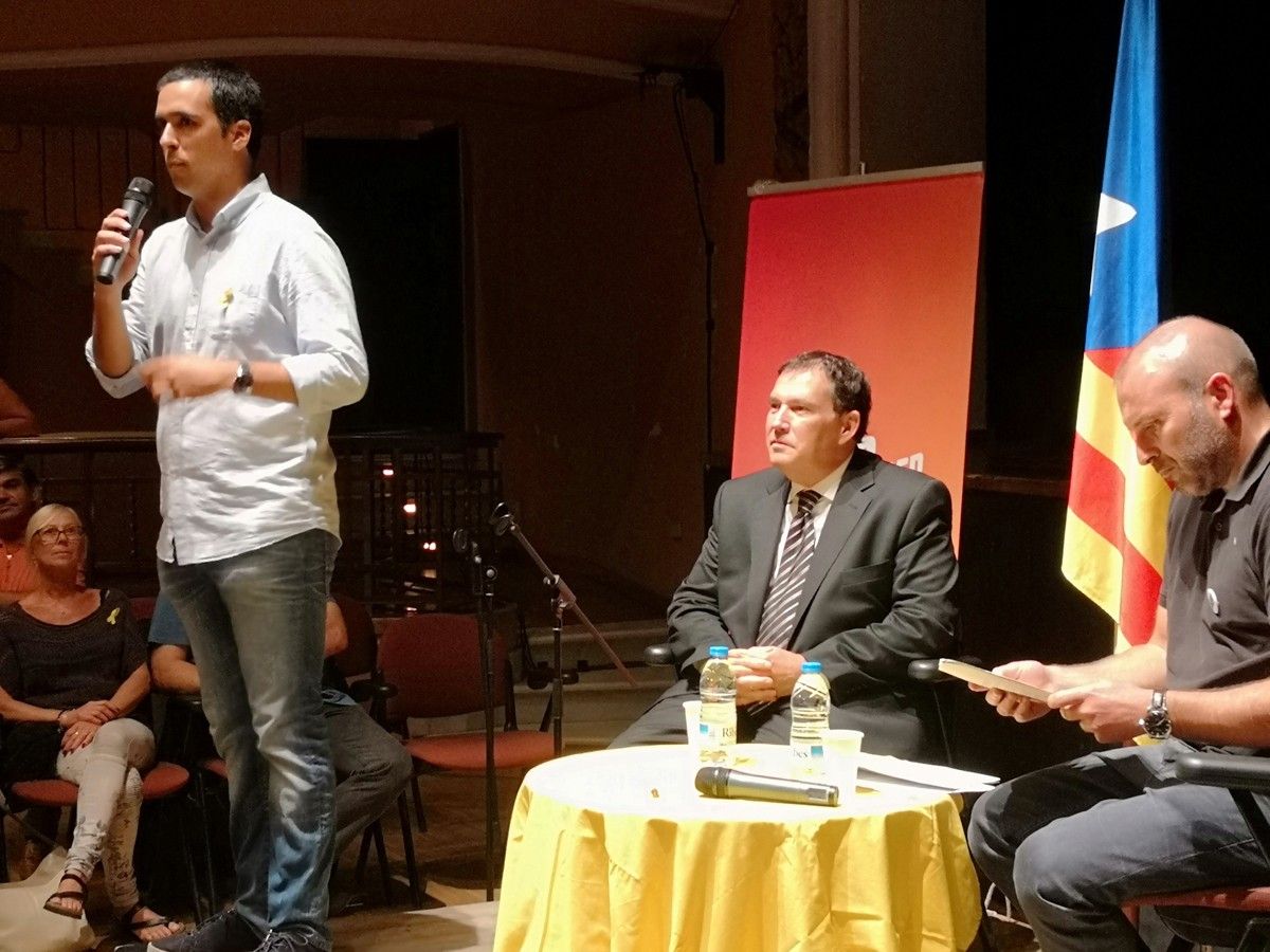 L'advocat Jaume Alonso-Cuevillas al centre de la imatge amb Raül Garcia, a la dreta, i Josep Pagès a l'esquerra
