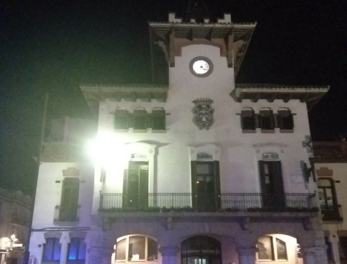 El màstil sense l'estelada i el balcó de l'Ajuntament de Sant Celoninet de símbols