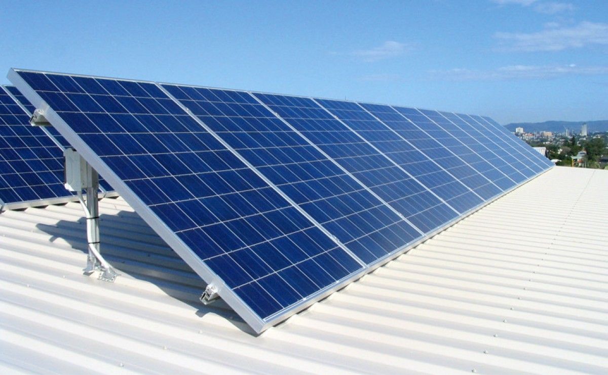 Plaques solars per generar energia i abartir-ne el cost