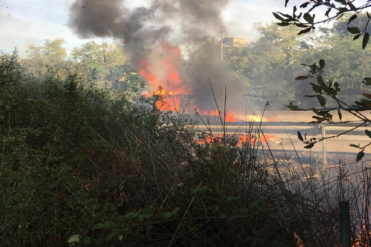 L'incendi d'un vehicle a l'AP-7 a Sant Celoni ha afectat la vegetació del voltant