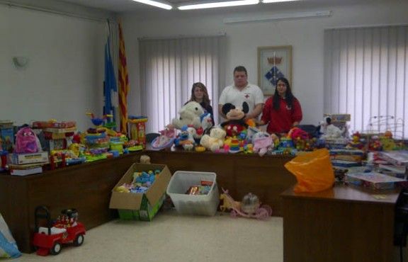 Voluntaris de Creu Roja joventut amb les joguines recollides