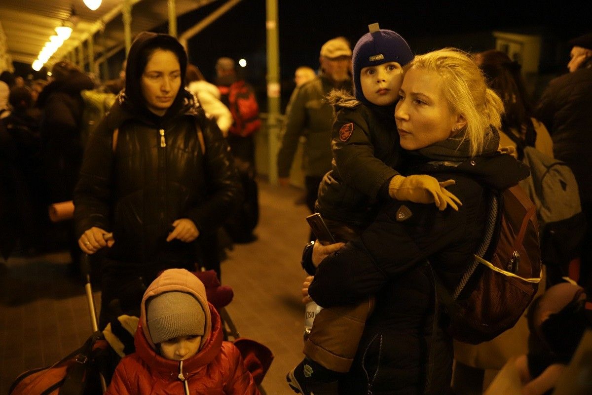 Milers de persones arriben cada dia a l'estació polaca de Przemyśl des d'Ucraïna