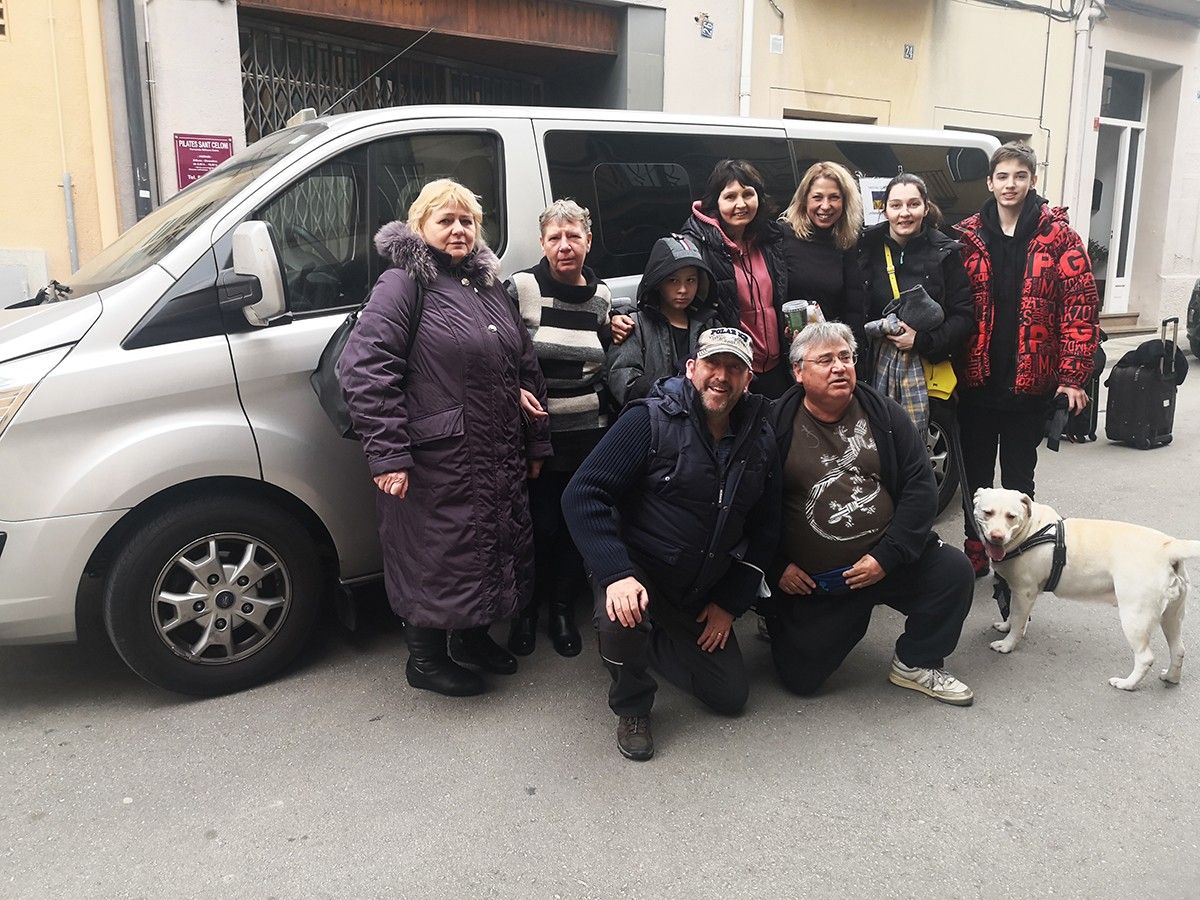 Una foto del retrobament familiar a Sant Celoni amb els dos taxistes que han fet el transport des de Polònia