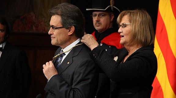 La presidenta del Parlament, Núria de Gispert, posant la medalla de president a Artur Mas.