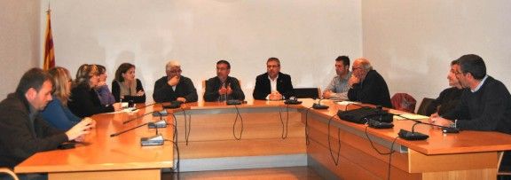 Alcaldes i regidors de diversos municipis del Baix Montseny a la sala de plens de l?Ajuntament de Sant Celoni