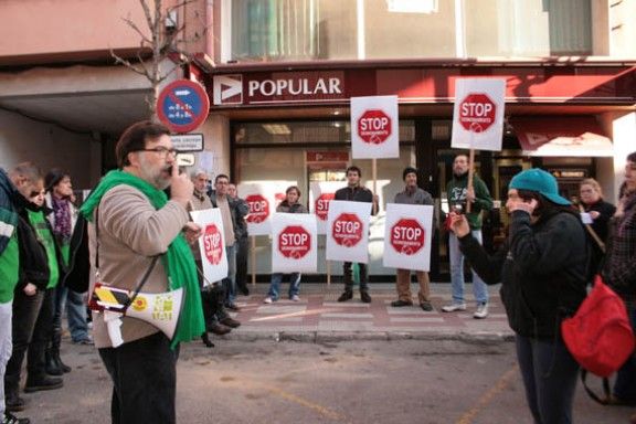 Jordi Romero, portaveu de la PAH d'Arbúcies, explica l'acció d'aquest migdia
