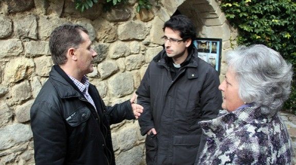 L'alcalde de Gualba, Marc Uriach, parlant amb el rector Carles Matilla i una veïna, després de la missa.