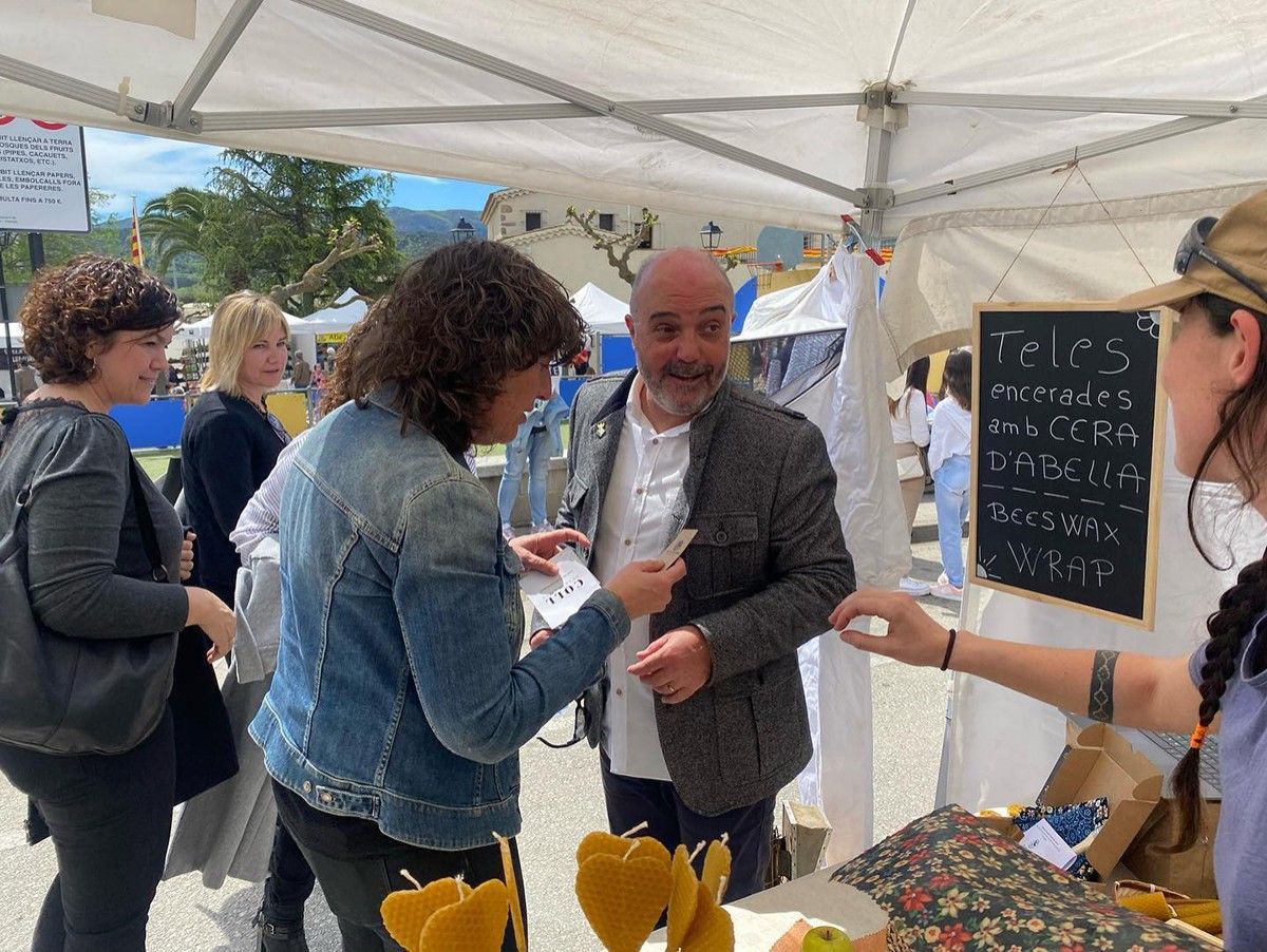 La consellera d'Acció Climàtica Teresa Jordà i l'alcalde de Riells i Viabrea Josep Maria Bagot visiten una parada de l'Ecovita 2022