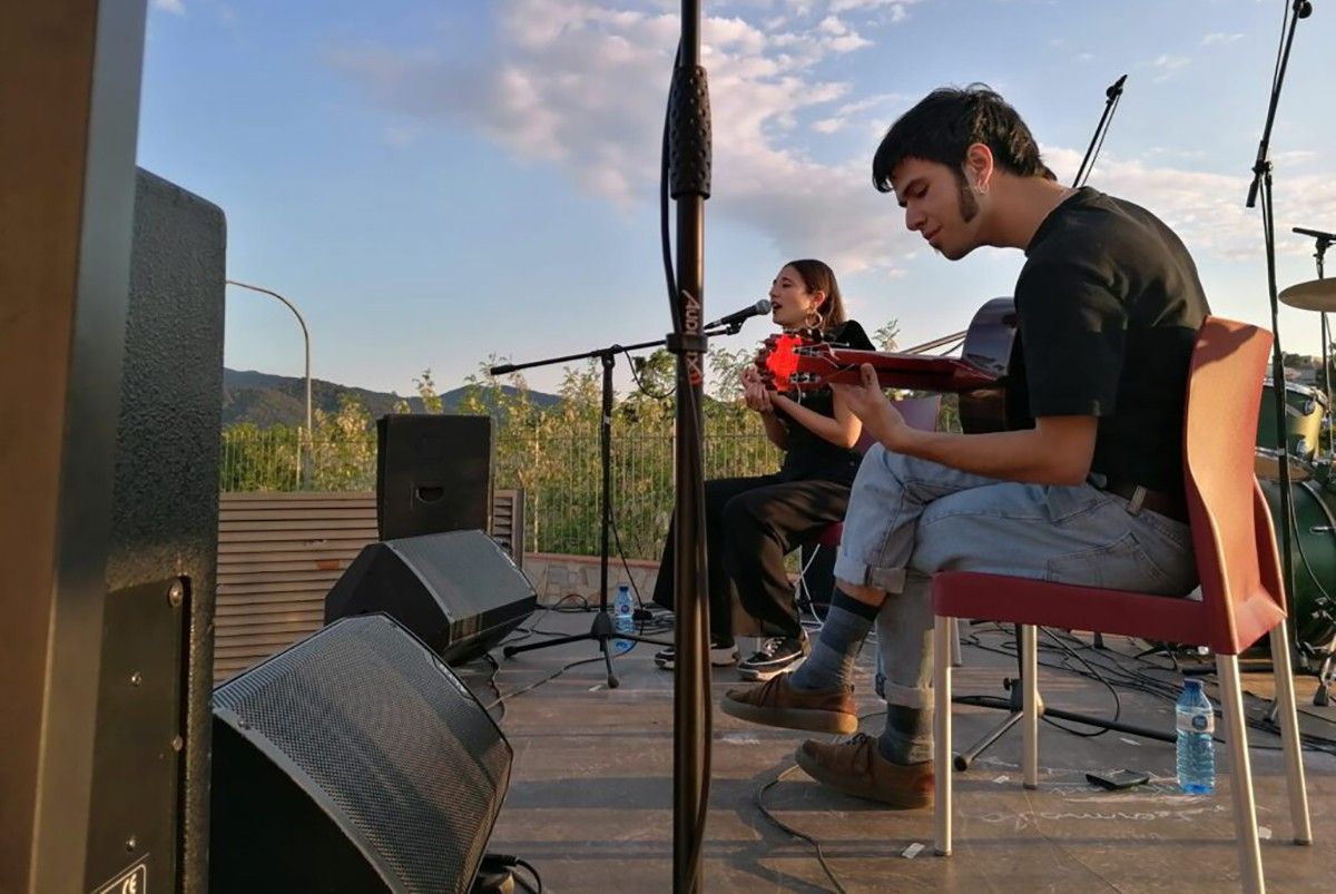 La cantant Marina Villegas acompanyada del guitarrista Gerard Carrasquilla al concurs RiV Sona