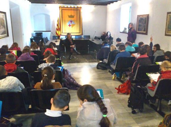 L'alcaldessa Maria lluïsa Berdala respon les preguntes dels alumnes de l'Escola Joan Casas