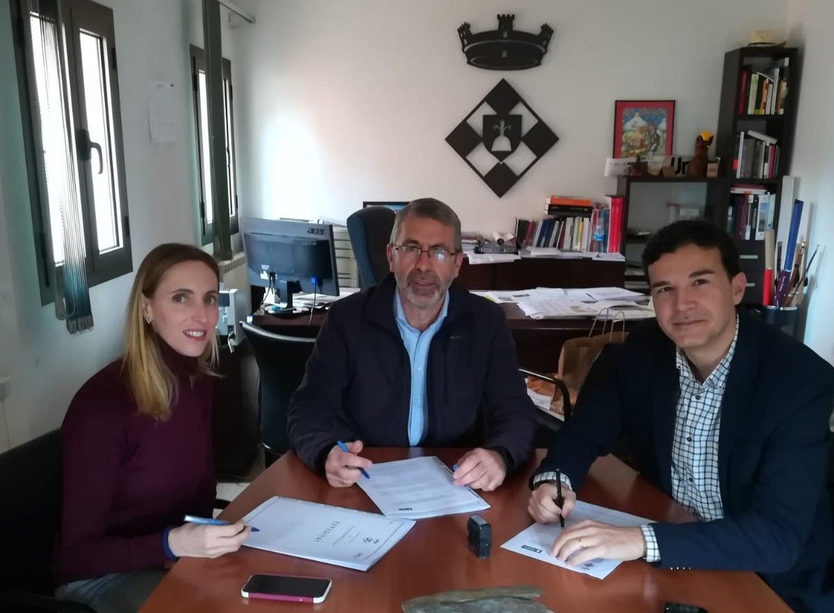 Signatura del conveni sobre pobresa eneregètica 2018 entre l'Ajuntament de Vallgorguina i Sorea