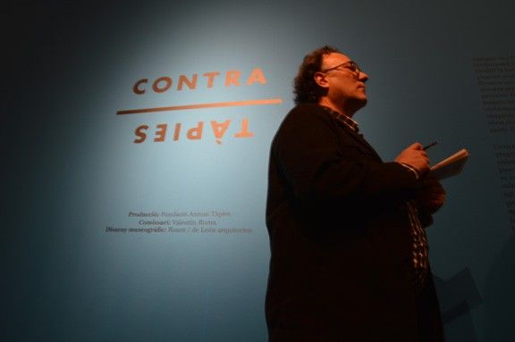 Un visitant de la nova exposició de la Fundació Antoni Tàpies, 'Contra Tàpies'