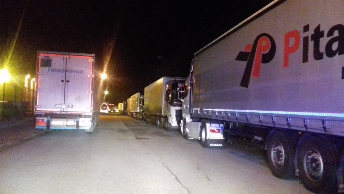 Camions aturats al polígon de Gaserans, a Sant Feliu de Buixalleu, per les protestes a França
