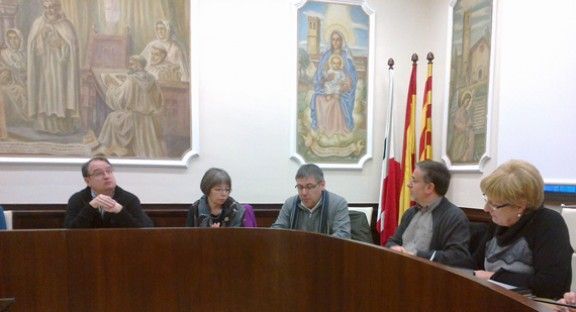 Els alcaldes de Palau i Sant Celoni escoltant les explicacions del sistema porta a porta a l'Ajuntament de Palau de Plegamans i Solità