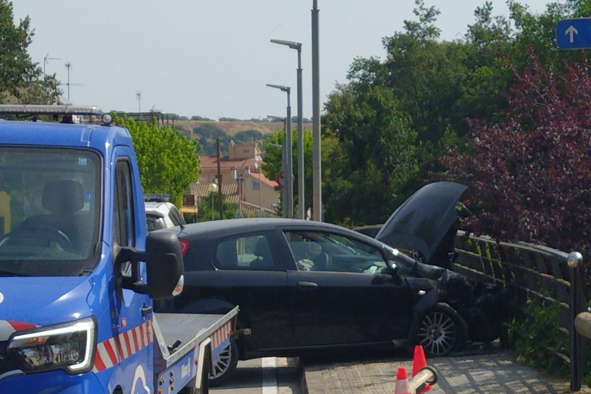 Estat en què ha quedat el cotxe encastat a la barana del pont del reguissol de Santa Maria de Palautordera