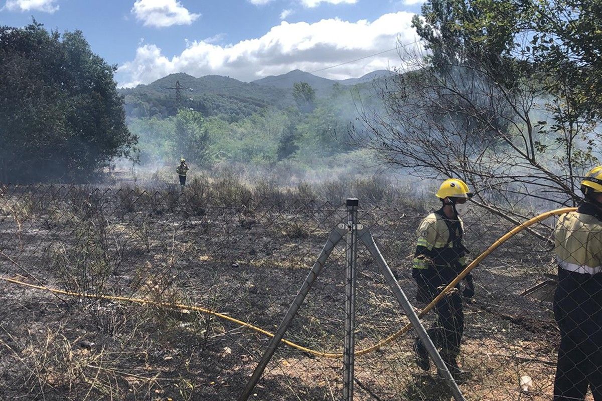 Extinció d'un incendi de vegetació a Sant Celoni