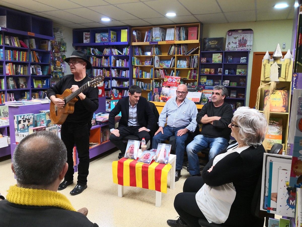 El músic Pep Picas am,enitza la presentació del llibre Oriol Junqueras. Fins que siguem lliures