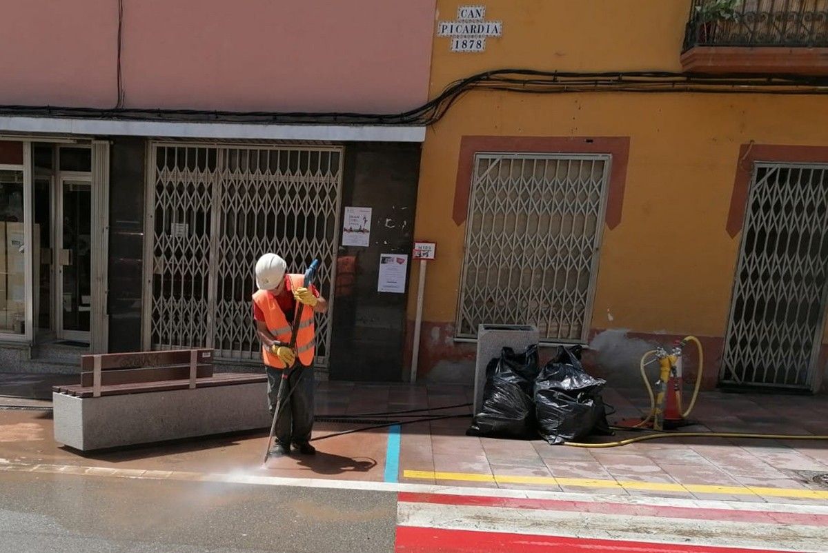 Un operari fa tasques de neteja al carrer Camprodon d'Arbúcies