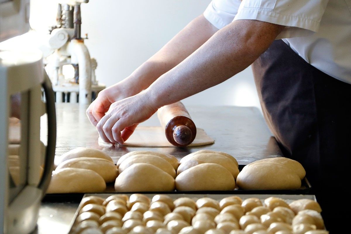 Un pastisser treballa la massa per fer un tortell de Reis